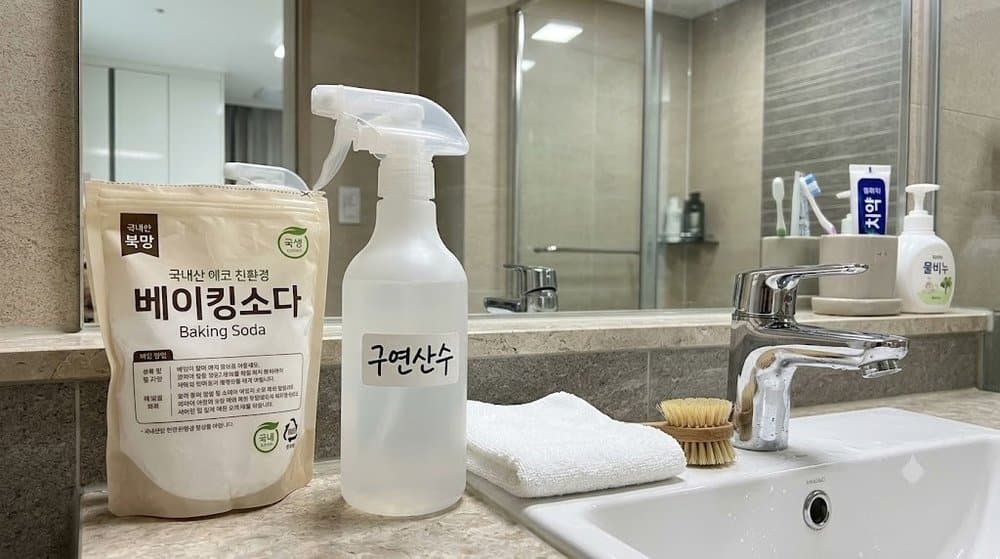 세면대 청소를 위해 준비된 베이킹소다와 구연산수 분무기