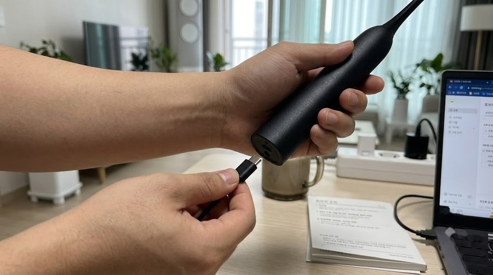 오아 전동칫솔 USB 충전 케이블 연결 부위 확인