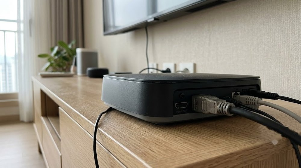 셋톱박스 뒷면에 연결된 HDMI 케이블